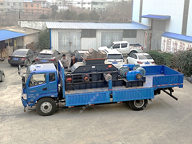 大型半自動液壓對輥制砂機設(shè)備發(fā)貨圖片