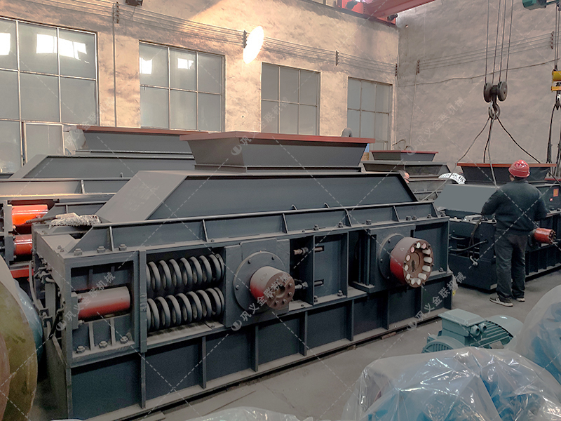 大型半自動液壓對輥制砂機設(shè)備發(fā)貨圖片