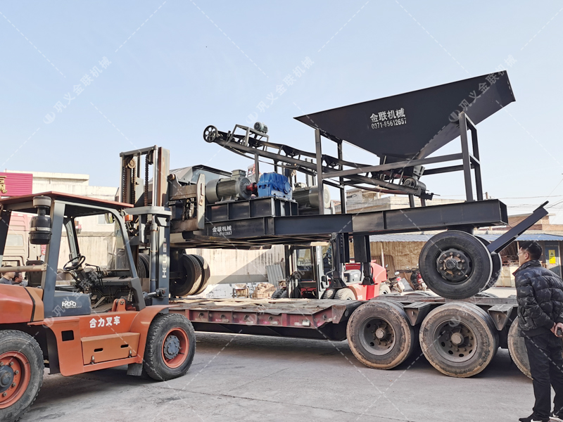 2PG1208大型移動式對輥破碎機發貨圖片