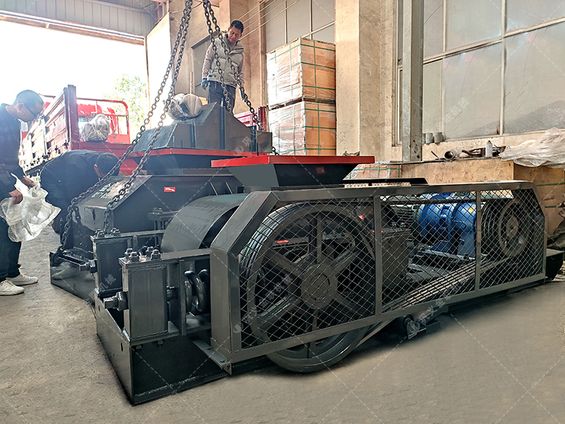 兩臺中小型直連對輥破碎機發往河南