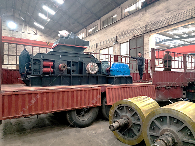 2PG1208大型液壓對輥制砂機發往河南洛陽