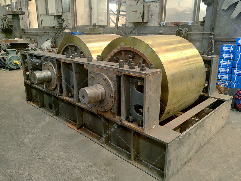 四川綿陽制砂生產線需要配置一臺1210型液壓對輥制砂機 四川綿陽制砂生產線需要配置一臺1210型液壓對輥制砂機