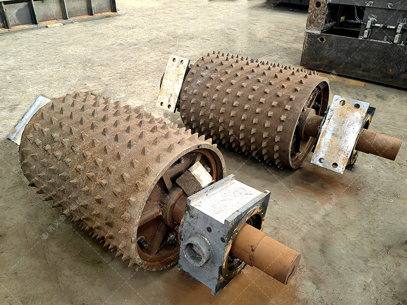 炭渣塊破碎選用雙齒輥破碎機(jī),其工作原理及優(yōu)勢有哪些? 炭渣塊破碎選用雙齒輥破碎機(jī),其工作原理及優(yōu)勢有哪些?